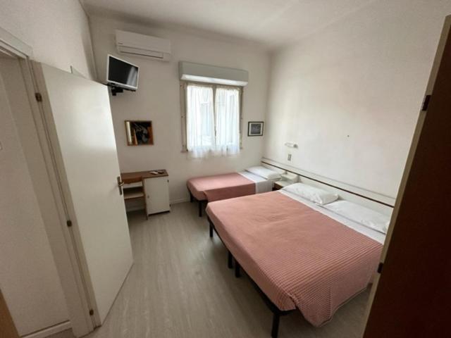 Hotel Fiorenza Милано Мартима Екстериор снимка