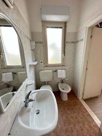 Hotel Fiorenza Милано Мартима Екстериор снимка