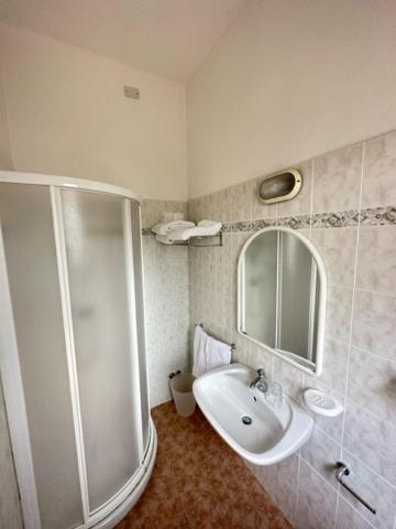 Hotel Fiorenza Милано Мартима Екстериор снимка