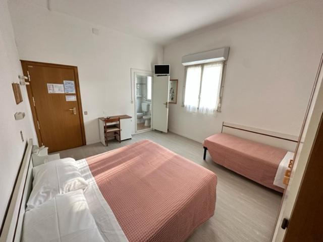 Hotel Fiorenza Милано Мартима Екстериор снимка